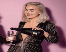 Joanna Simon (Instagram Star) consuming alcohol